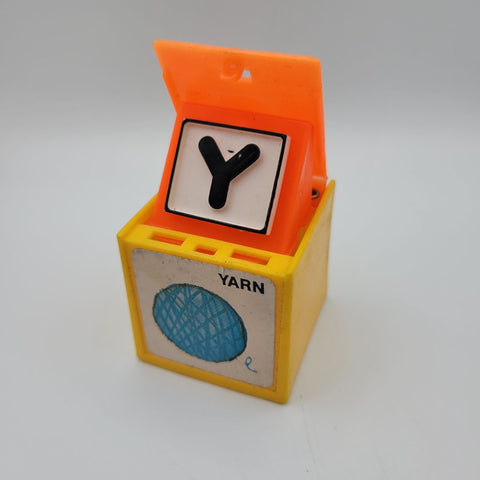 1972 Mattel Alphabet Pop Up Block Toy Plastic Vintage Letter Learn School Yarn